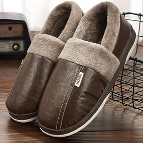 Pantufa de Couro Fechada com Forro em Algodão