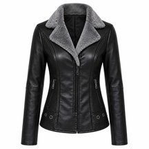 Jaqueta Feminina em Faux Leather com Detalhes em Pelúcia