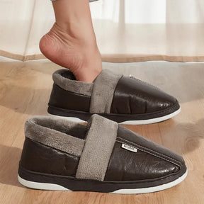 Pantufa de Couro Fechada com Forro em Algodão