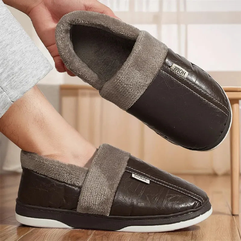 Pantufa de Couro Fechada com Forro em Algodão
